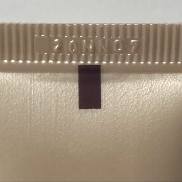 1 Maybelline Dream Velvet Soft Matte Hydrating Foundation Pure Beige #70 - Picture 5 of 15